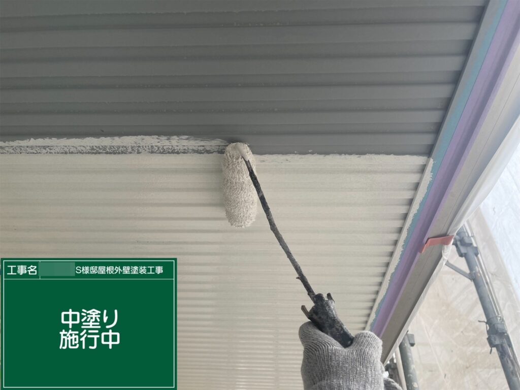 中塗りを行います。